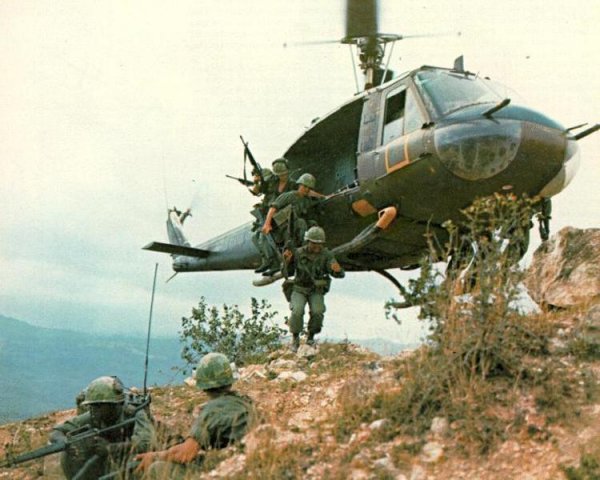 высадка десанта с m16a1 из вертолета белл uh-1 ирокез