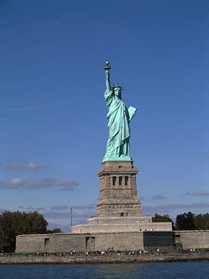 http://upload.wikimedia.org/wikipedia/commons/thumb/7/7d/statue_of_liberty3.jpg/300px-statue_of_liberty3.jpg