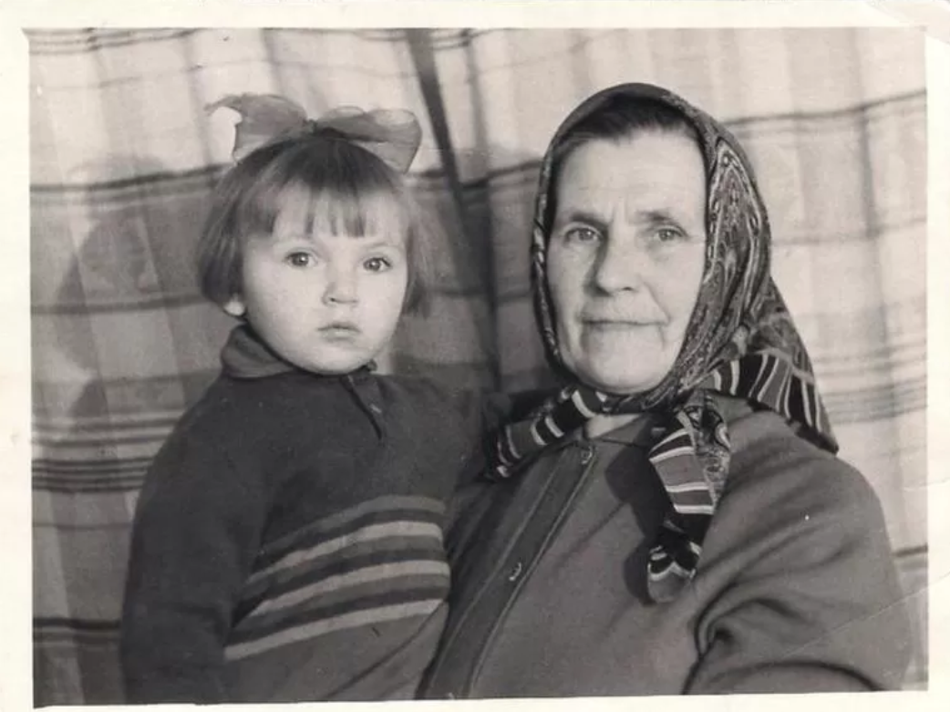 Дочь живет с бабушкой. Бабушка с советским. Бабушка и внучка. Бабушка и прабабушка. Советские бабушки с детьми.