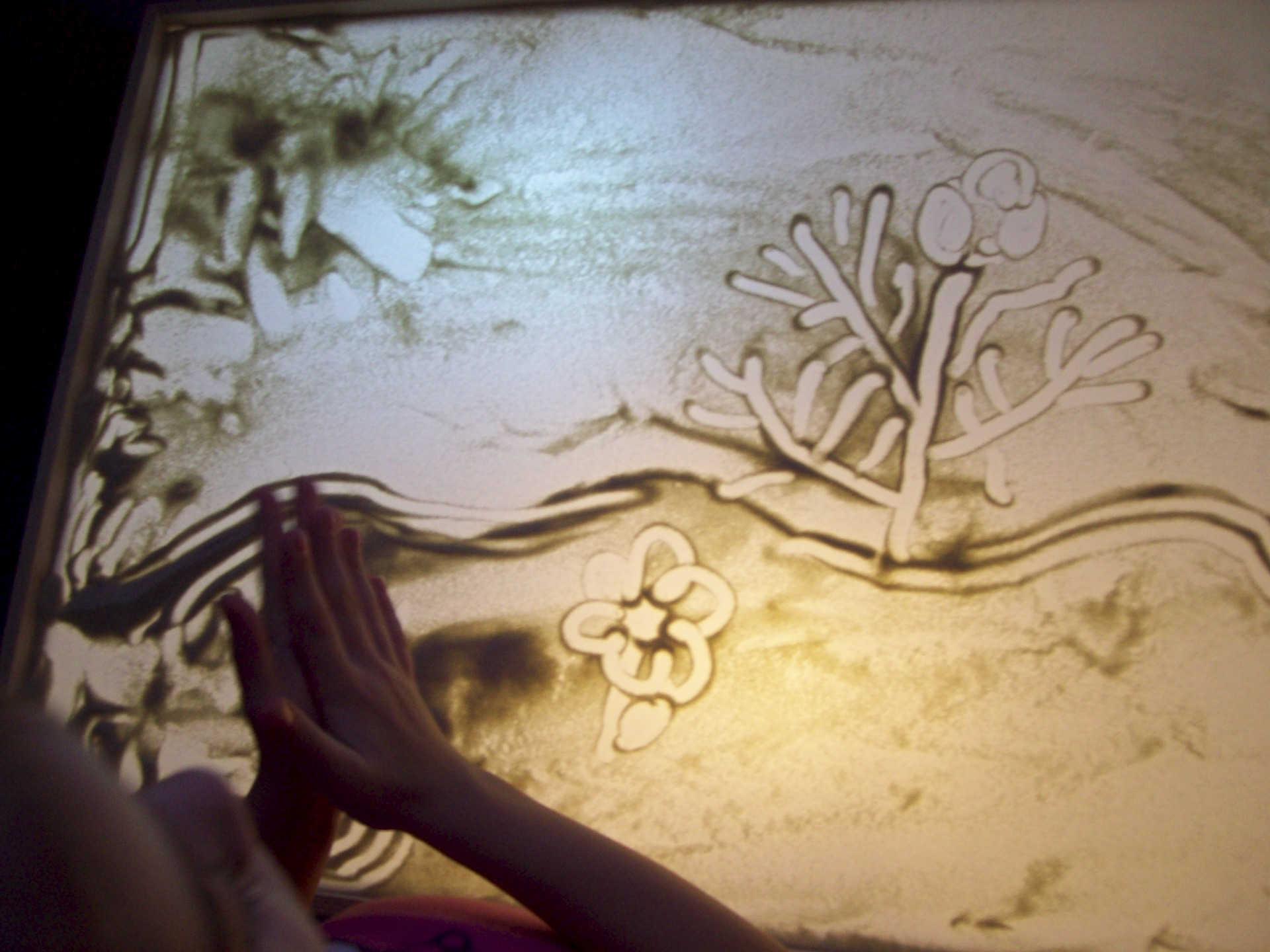 Рисование песком на световых столах для детей