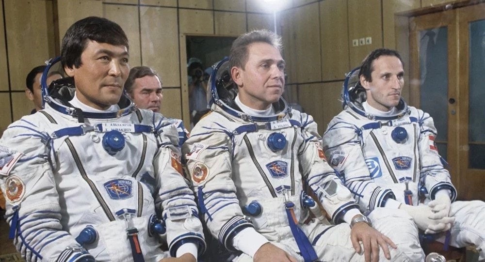 первые космонавты в казахстане