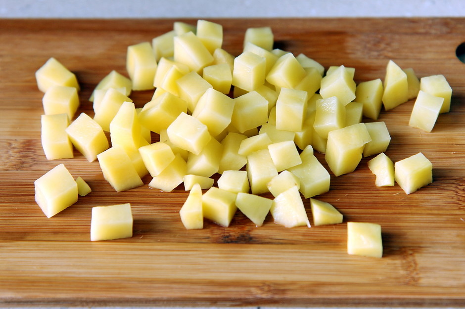 Нарезать квадратиками. Картофель нарезанный кубиками. Порезать картошку кубиками. Мелко нарезанная картошка. Картофель порезать кубиками.