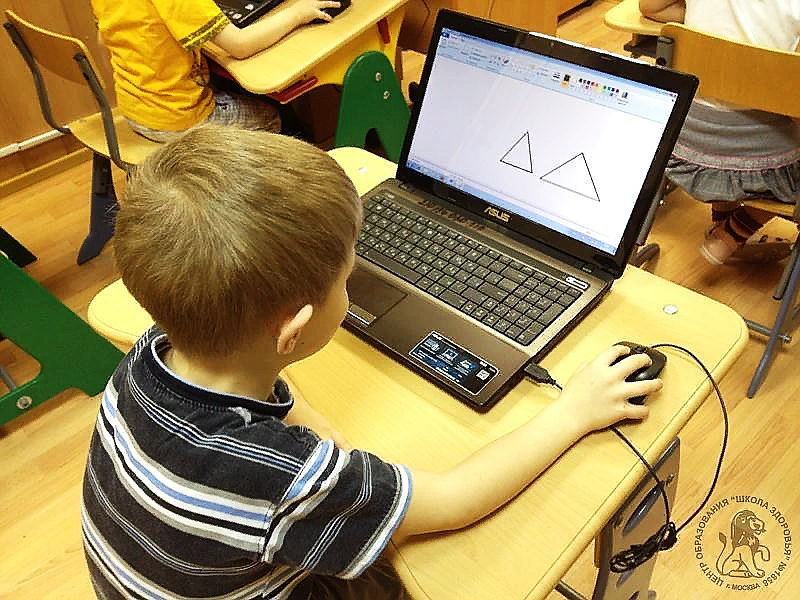 Игры детям на ноутбук. Дети за компьютером в детском саду. Компьютер в детском саду. Компьютерные занятия в детском саду. Компьютерные технологии в детском саду.